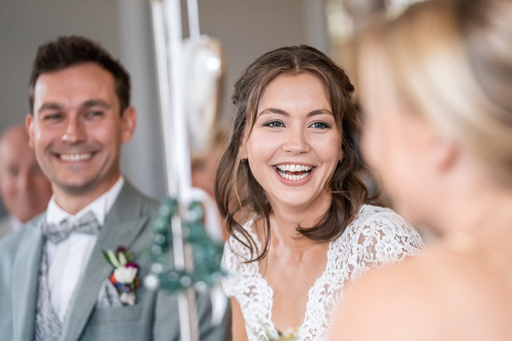 Foto von Lisa Werner Fotografie, Hochzeit, Brautpaar bei freier Trauung, Braut lacht strahlend