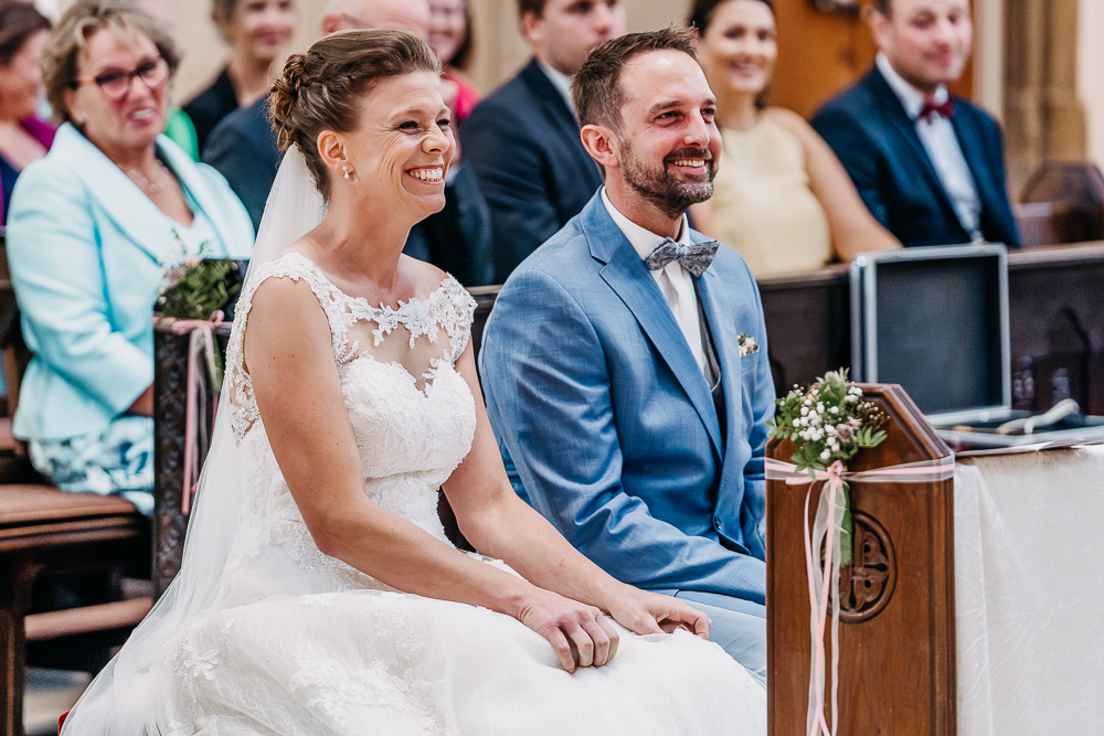 Foto von Lisa Werner Fotografie, Hochzeit, Brautpaar bei kirchlicher Trauung, Brautpaar lacht