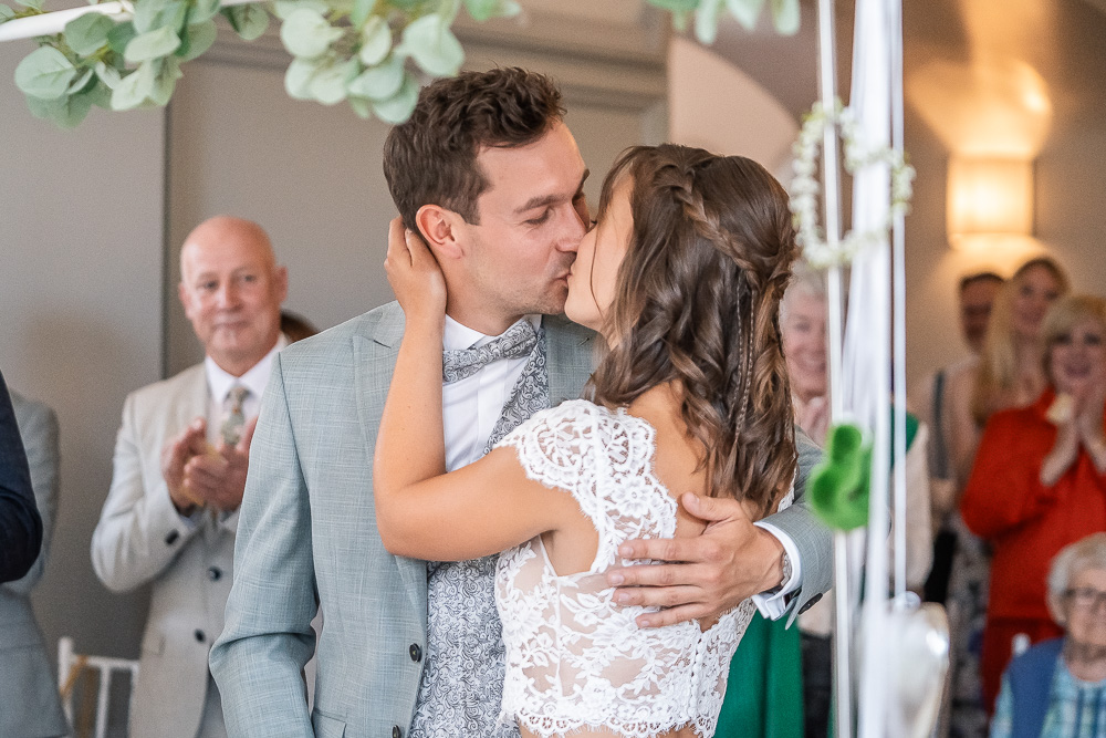 Foto von Lisa Werner Fotografie, Hochzeit, Brautpaar bei freier Trauung, Brautpaar küsst sich