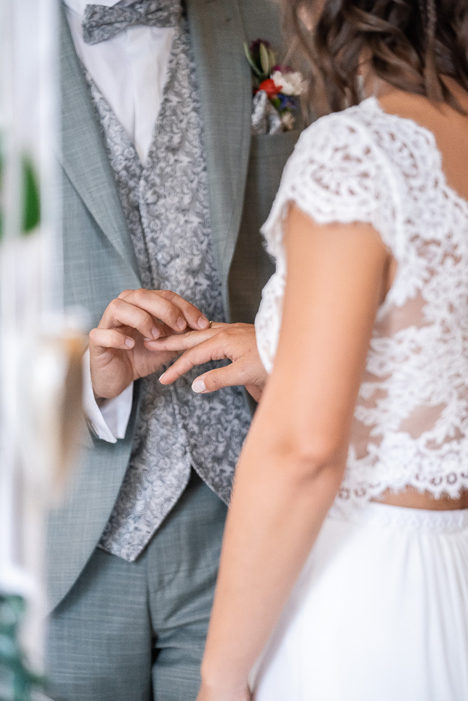 Foto von Lisa Werner Fotografie, Hochzeit, Brautpaar bei freier Trauung, Detailbild, Ringtausch