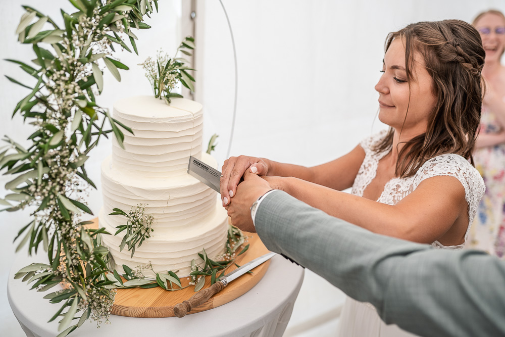 Foto von Lisa Werner Fotografie, Hochzeit, Brautpaar schneidet Hochzeitstorte an