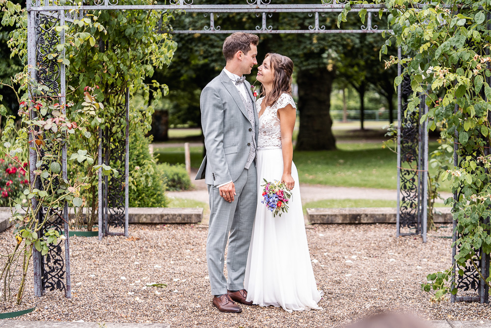Foto von Lisa Werner Fotografie, Hochzeit, Brautpaarshooting, Brautpaar lächelt sich an