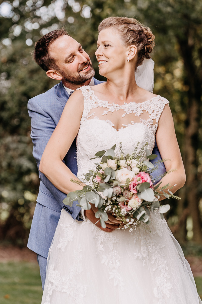 Foto von Lisa Werner Fotografie, Hochzeit, Brautpaarshooting, Brautpaar lächelt sich an