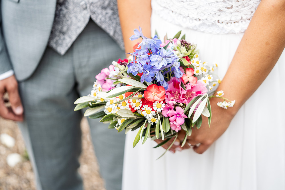 Foto von Lisa Werner Fotografie, Hochzeit, Brautpaarshooting, Detailbild, Braut hält Brautstrauß