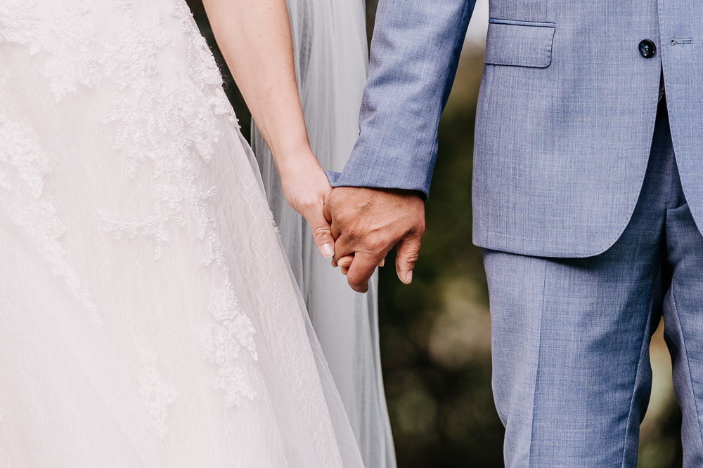 Foto von Lisa Werner Fotografie, Hochzeit, Brautpaarshooting, Brautpaar hält Hände